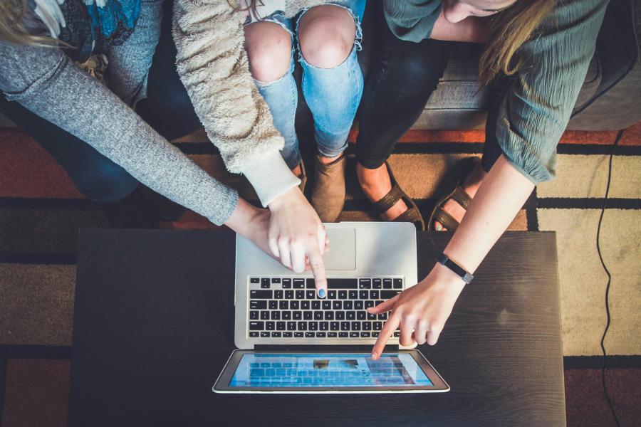 Team showing a website, Source: Unsplash